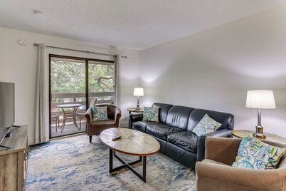 2 Blocks to Beach: Hilton Head Condo, Pool Access
