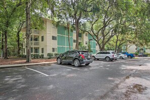 Interior - Half-mi to Beach: Hilton Head Condo w/ Pool Access (Hilton Head Island)