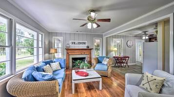 TV, pendiangan, buku-buku