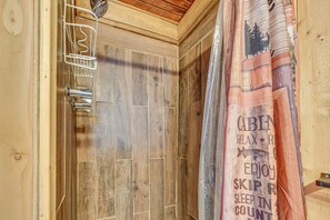 House (1 Bedroom) | Interior - Branson Area Couple's Cabin w/ Wraparound Porch! (Rockaway Beach)