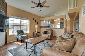 Interior - Branson Condo w/ Pool: 2 Mi to Table Rock Lake (Branson)