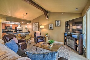 Lejlighed (2 Bedrooms) | Opholdsområde | Tv, pejs