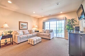 Interior - Branson Condo w/ Balcony, 3 Miles to Downtown (Branson)