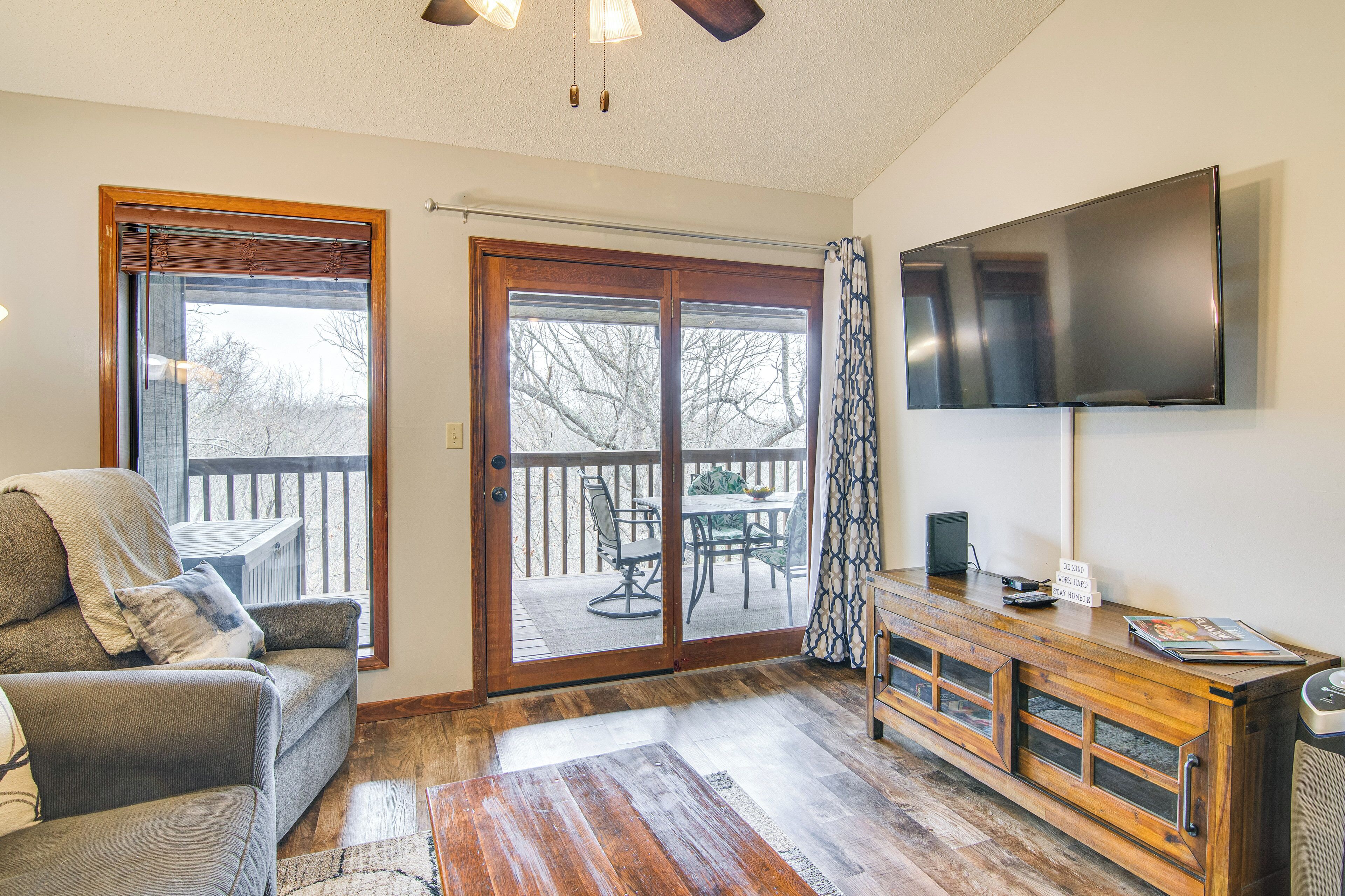 Appartamento (2 Bedrooms) | Area soggiorno | TV, libri