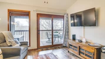 Apartment (2 Bedrooms) | Living area | TV, books