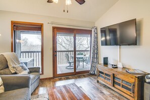 Apartment (2 Bedrooms) | Living area | TV, books