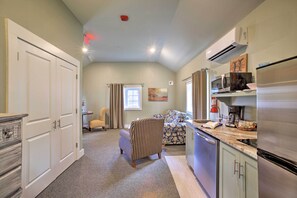 Cottage (1 Bedroom) | Interior - 2 Mi to Branson Strip: Cozy Cottage w/ Fire Pit! (Branson)