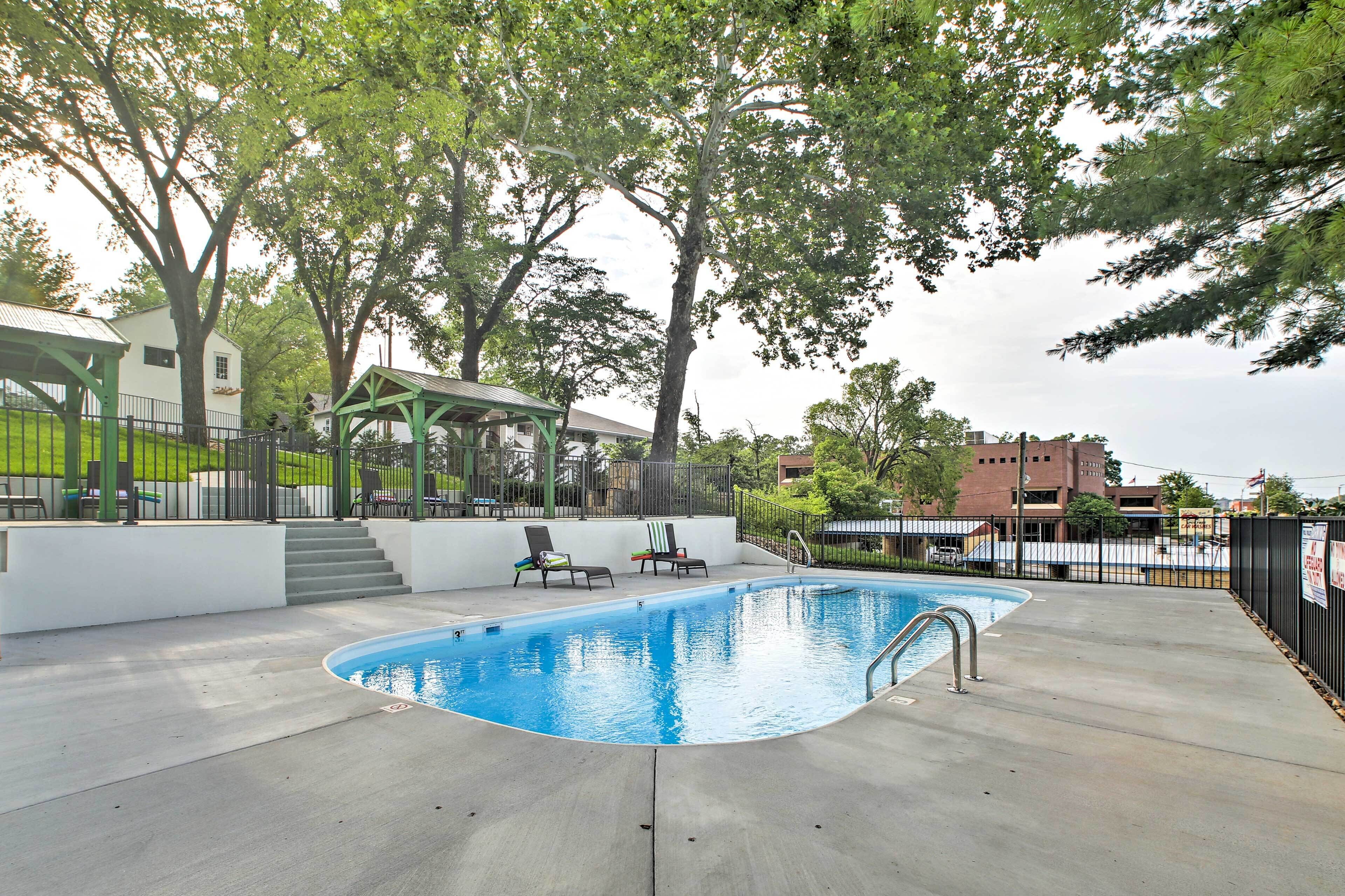 Branson Cottage w/ Pool Access ~ 2 Mi to the Strip