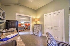 Cottage (1 Bedroom) | Interior - 2 Mi to Branson Strip: Cozy Cottage w/ Fire Pit! (Branson)