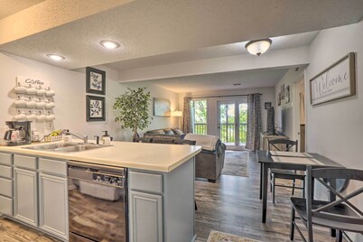 Condo Near Silver Dollar City w/ Pool, Deck, Views