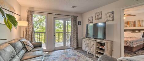 Căn hộ (2 Bedrooms) | Khu phòng khách | TV