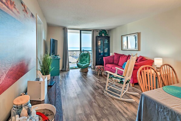 Living area - Bright Myrtle Beach Condo w/ Private Balcony! (Myrtle Beach)