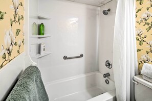 Apartment (2 Bedrooms) | Bathroom - Bright Myrtle Beach Condo w/ Private Balcony! (Myrtle Beach)
