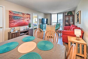 Living area - Bright Myrtle Beach Condo w/ Private Balcony! (Myrtle Beach)