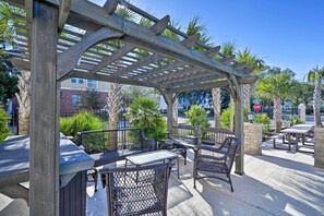 Outdoor dining - Bright Myrtle Beach Condo w/ Private Balcony! (Myrtle Beach)
