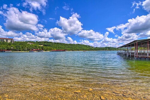 Bright Ozarks Condo w/ Balcony & Lake Views!