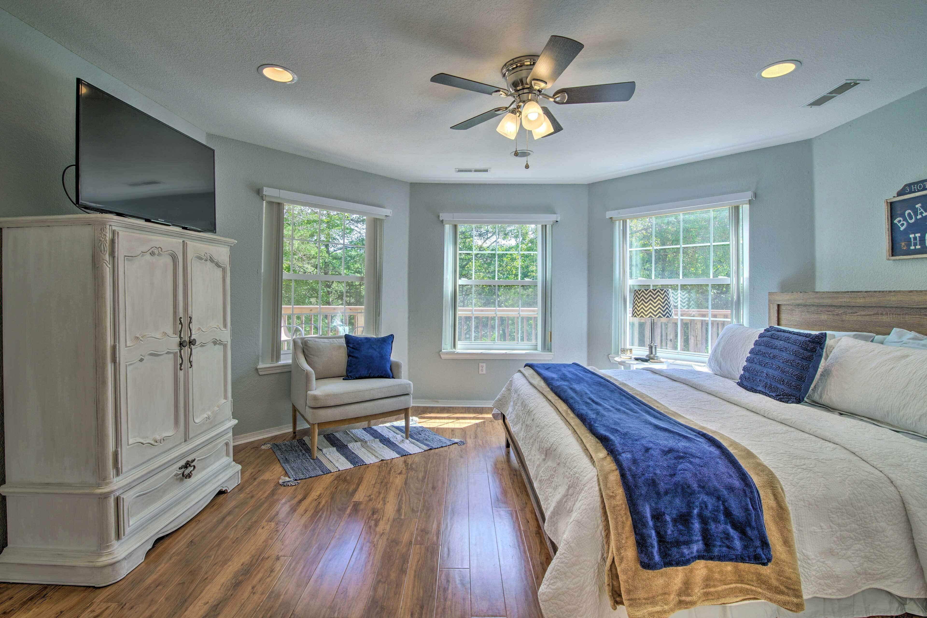 Bright Ozarks Condo w/ Balcony & Lake Views!