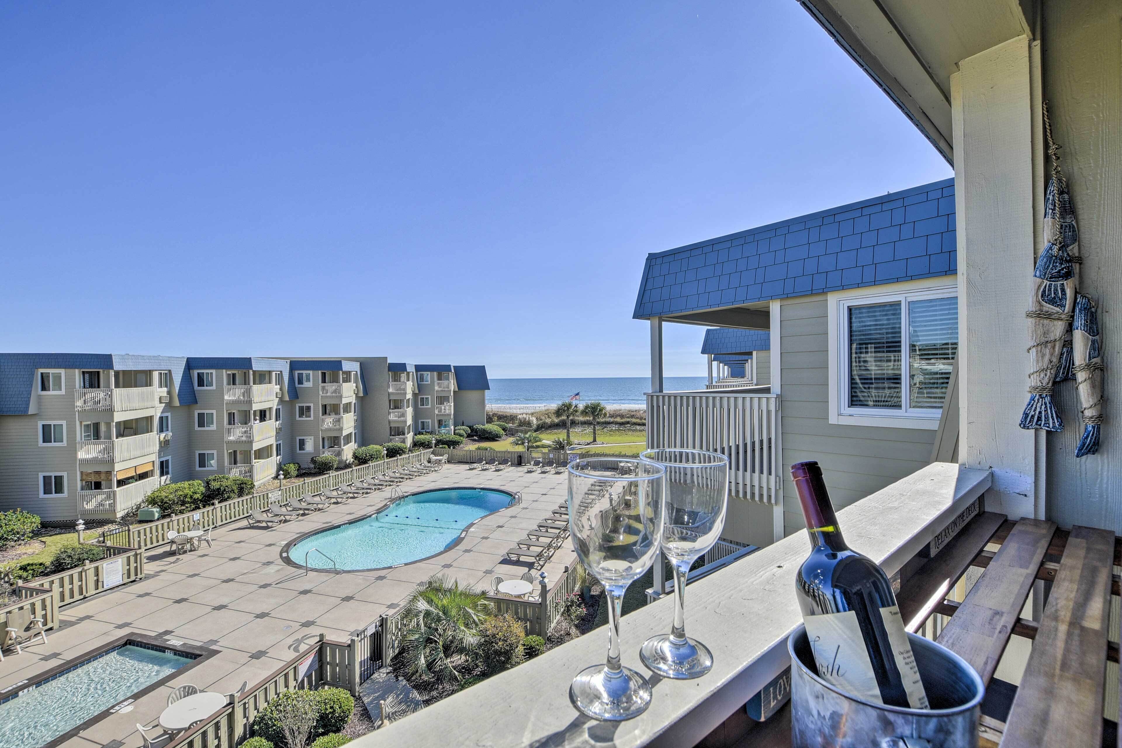 Bright Condo: Right on North Myrtle Beach!