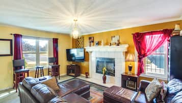 House (3 Bedrooms) | Living area | TV, fireplace, iPod dock, books