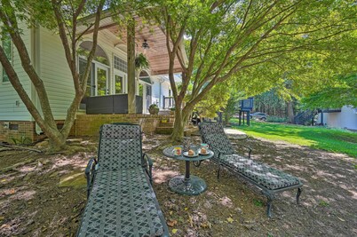 2 Mi to Clemson: Central Villa w/ Deck, Near Lakes