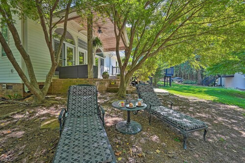 2 Mi to Clemson: Central Villa w/ Deck, Near Lakes