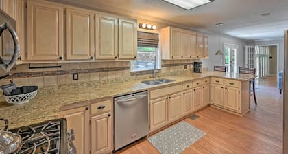 2 Mi to Clemson: Central Villa w/ Deck, Near Lakes