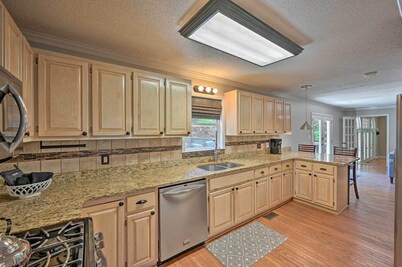 2 Mi to Clemson: Central Villa w/ Deck, Near Lakes