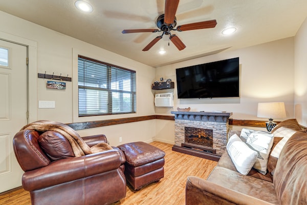 Pool + Walk To Lake! Little Indian Resort Cabin - Table Rock Lake