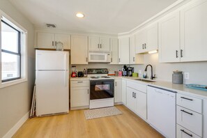 Interior - Charming Condo w/ Pool Access in Osage Beach! (Osage Beach)