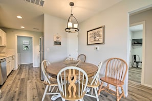 Dining - Cheerful Condo: Patio, 2 Mi to Branson Strip! (Branson)