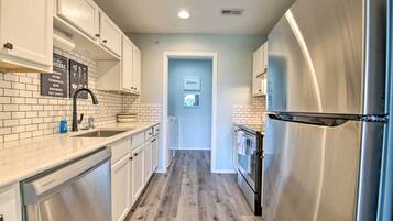 Apartemen (3 Bedrooms) | Dapur pribadi | Microwave, oven, kompor, dan mesin pencuci piring