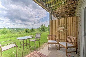 An outdoor patio with a wooden fence, a table, and chairs. - Cheerful Condo: Patio, 2 Mi to Branson Strip! (Branson)