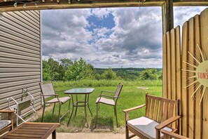 Outdoor dining - Cheerful Condo: Patio, 2 Mi to Branson Strip! (Branson)