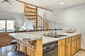 Apartment (3 Bedrooms) | Private kitchen | Microwave, oven, stovetop, dishwasher - Private Balcony & Fall Views: Osage Beach Condo (Osage Beach)