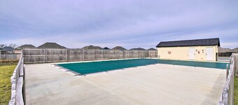 Charming Ozark Abode w/ Yard & Pool Access