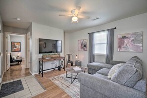 House (2 Bedrooms) | Living area