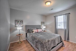 House (2 Bedrooms) | 2 bedrooms, laptop workspace, iron/ironing board, bed sheets - Charming One-level Home w/ Deck, Walk to Dtwn (West Plains)