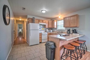 House (2 Bedrooms) | Private kitchen | Microwave, oven, stovetop, dishwasher - Charming One-level Home w/ Deck, Walk to Dtwn (West Plains)