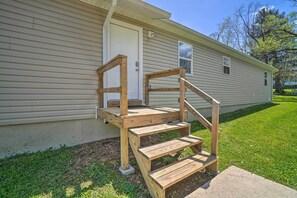 Property grounds - Charming One-level Home w/ Deck, Walk to Dtwn (West Plains)