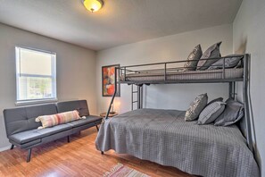 Rumah (2 Bedrooms) | 2 kamar tidur, ruang kerja ramah laptop, dan setrika/meja setrika