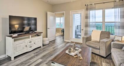 4 Mi to Silver Dollar City: Chic Branson Retreat!
