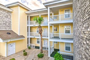 Apartment (1 Bedroom) | Interior - Colorful Myrtle Beach Golf Club Condo w/ Pool (Myrtle Beach)