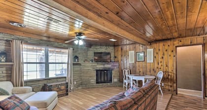 Cobblestone Cottage' - 10 Mi to Pomme de Terre!