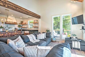 House (3 Bedrooms) | Interior - Colorful Golden Getaway w/ Panoramic Views! (Golden)