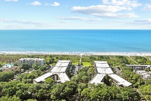 Ein Resort mit mehreren Gebäuden, einem Strand und freiem Blick auf den Ozean.