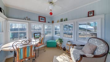 House (3 Bedrooms) | Living area