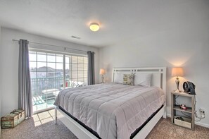 2 bedrooms, iron/ironing board, bed sheets - Conveniently Located Lake of the Ozarks Condo (Lake Ozark)