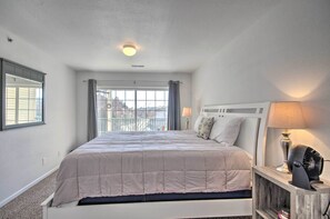 2 bedrooms, iron/ironing board, bed sheets - Conveniently Located Lake of the Ozarks Condo (Lake Ozark)