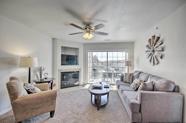 TV, books - Conveniently Located Lake of the Ozarks Condo (Lake Ozark)