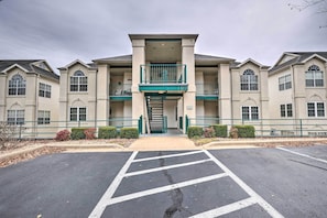 Apartment (2 Bedrooms) | Interior - Sunroom & Golf Course View: Cozy Branson Condo! (Branson)